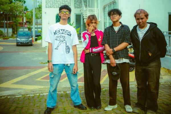 Enitine Kemas Realita Pahit Dunia Perkuliahan dalam Single ‘Shell Of A Damned College Kid’