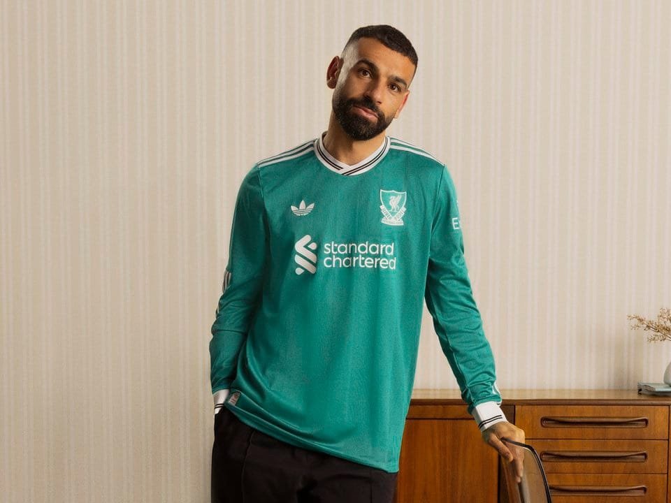 Bernuansa Retro, Liverpool dan Adidas Rilis Jersey Ketiga 2025-26 dengan Logo Trefoil Ikonik