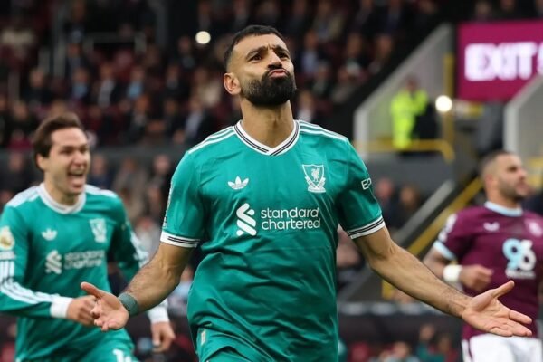 Gol Penalti Mohamed Salah di Menit Akhir Bawa Liverpool ke Puncak Klasemen, Taklukkan Burnley 1-0