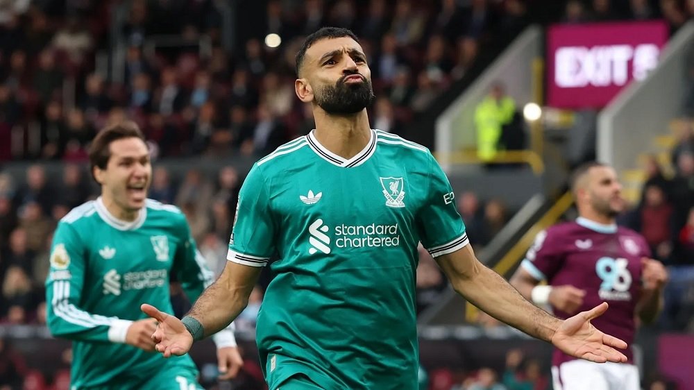 Gol Penalti Mohamed Salah di Menit Akhir Bawa Liverpool ke Puncak Klasemen, Taklukkan Burnley 1-0