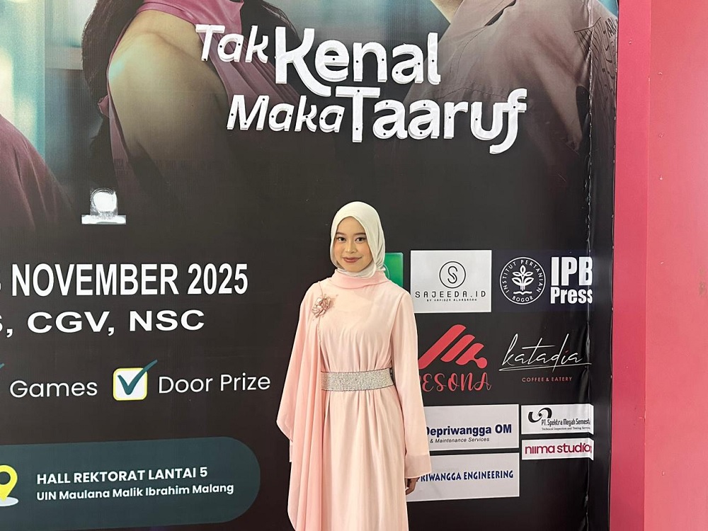 310-Andini Ferdiana Andini Ferdiana Alumni UIN Malang Hidupkan “Majas Cinta” OST Film Tak Kenal Maka Taaruf
