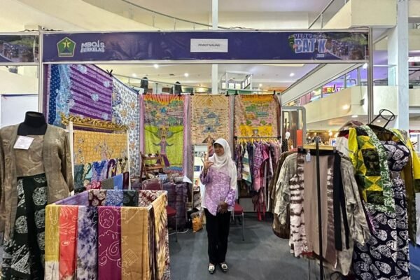 Batik Blimbing Malang Pamerkan Motif Teratai di Malang Batik Festival 2025