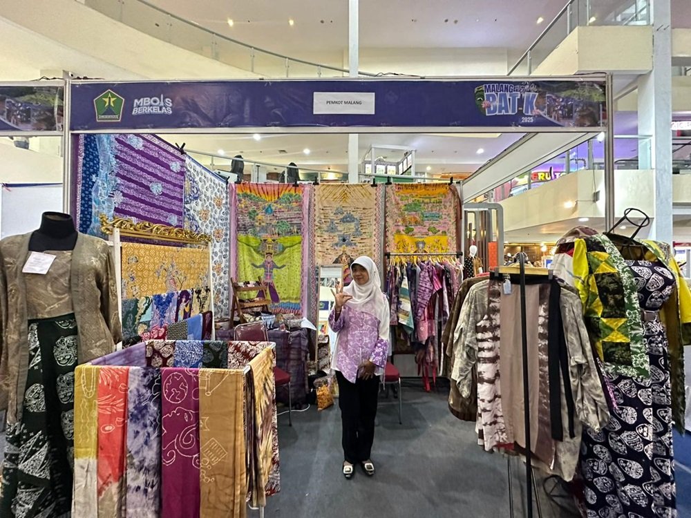 Batik Blimbing Malang Pamerkan Motif Teratai di Malang Batik Festival 2025