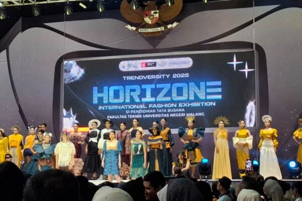 Perjalanan Kreatif Mahasiswa Tata Busana di Balik Panggung Trendversity 2025: Dari Sketsa hingga Runway