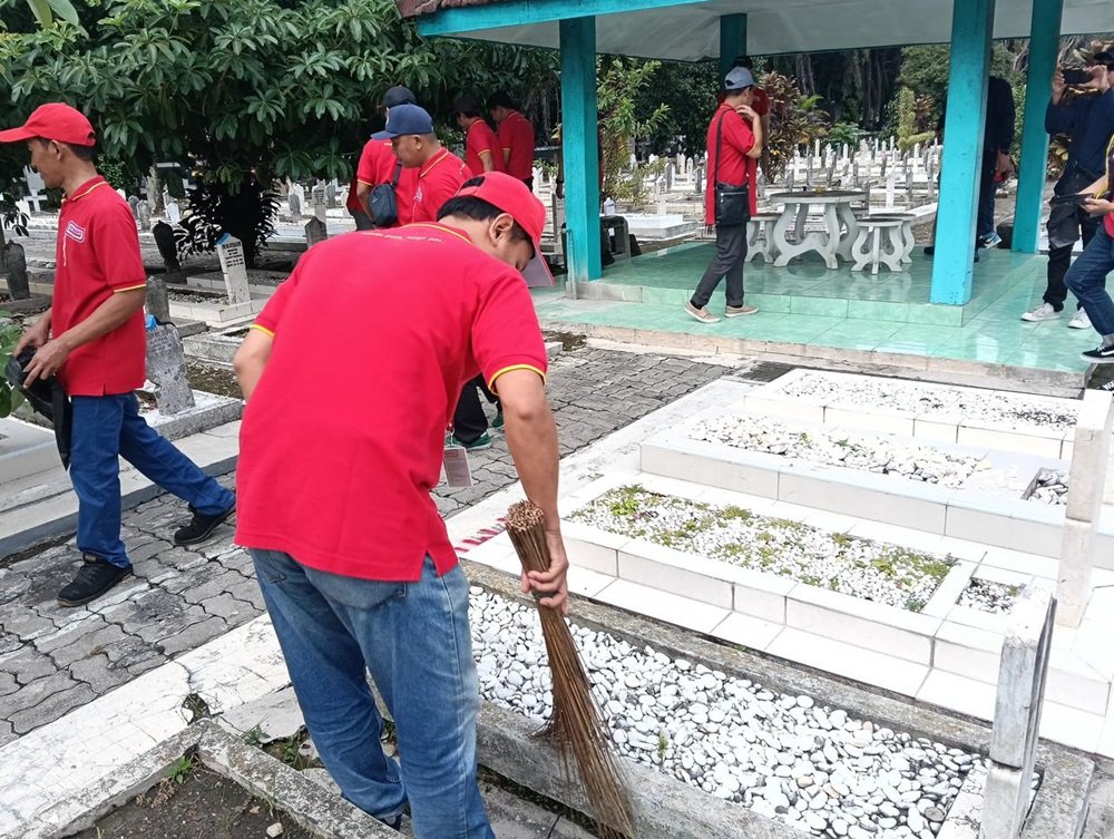 Peringati Hari Pahlawan, Alfamart Turun Tangan Bersihkan TMP Malang