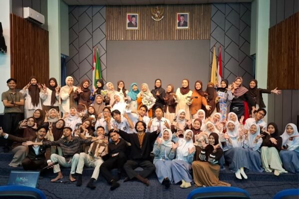Perdana, Pentas Drama Sekolah Sukses Digelar oleh Mahasiswa Profesi ELT Jurusan Sastra Inggris UIN Malang
