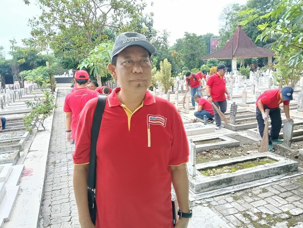 Peringati Hari Pahlawan, Alfamart Turun Tangan Bersihkan TMP Malang