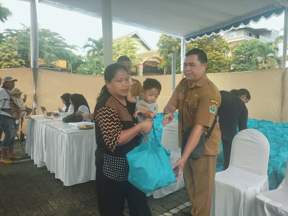 Serah Terima Paket Sembako Upaya Pemerintah Kota Malang Jaga Perekonomian Warga Lewat Pasar Murah Merjosari