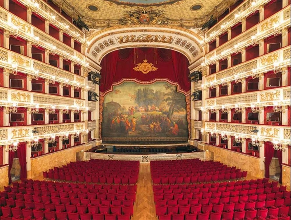 Fakta Unik: Alasan Kursi Bioskop Didominasi Warna Merah