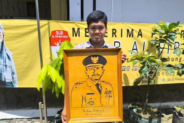 ABK SLB AL-FIR MA’UNAH Buktikan Kemampuan: Karya Siluet dan Seni Kriya Kayu Sampai ke Tangan Camat hingga Wali Kota