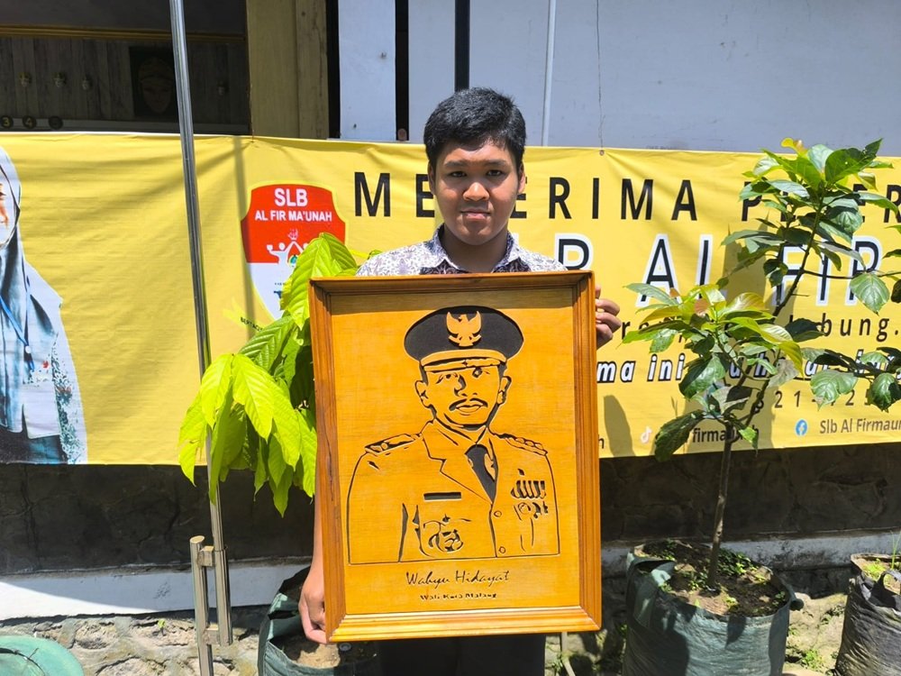 ABK SLB AL-FIR MA’UNAH Buktikan Kemampuan: Karya Siluet dan Seni Kriya Kayu Sampai ke Tangan Camat hingga Wali Kota