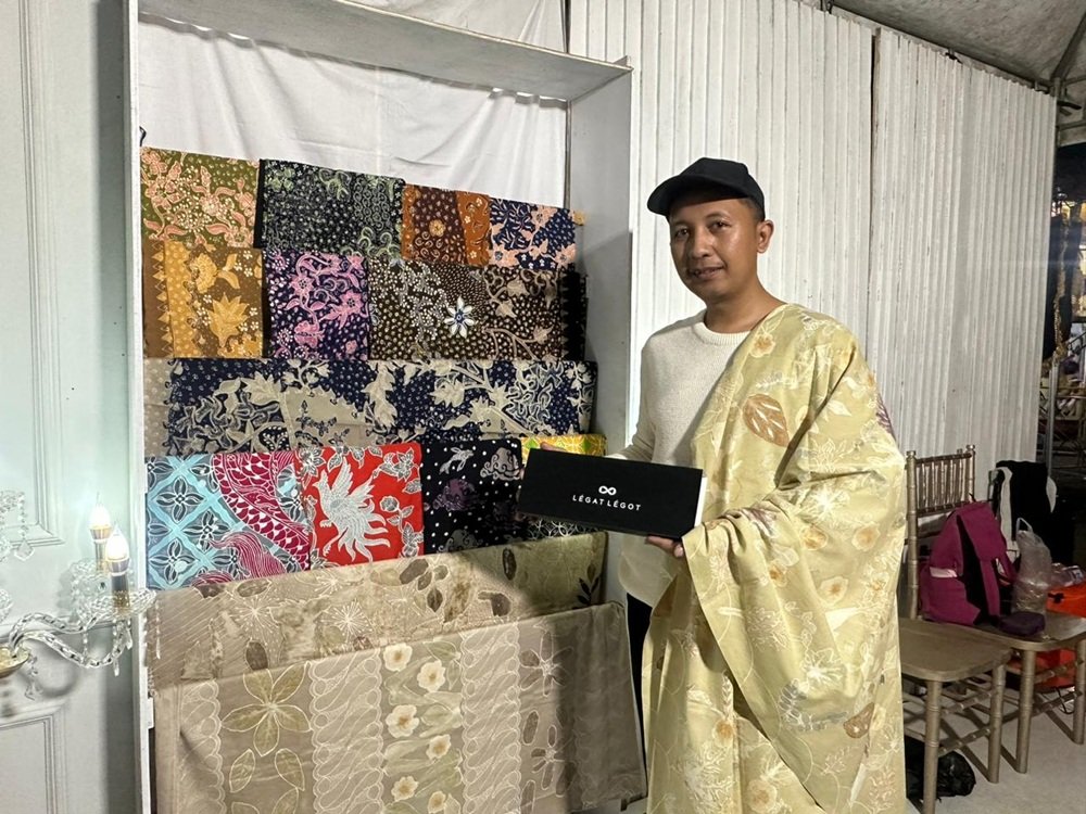 Batik Légat Légot Tampilkan Keunikan Gaun Batik Tulis di Kanjuruhan Fashion Kalcer