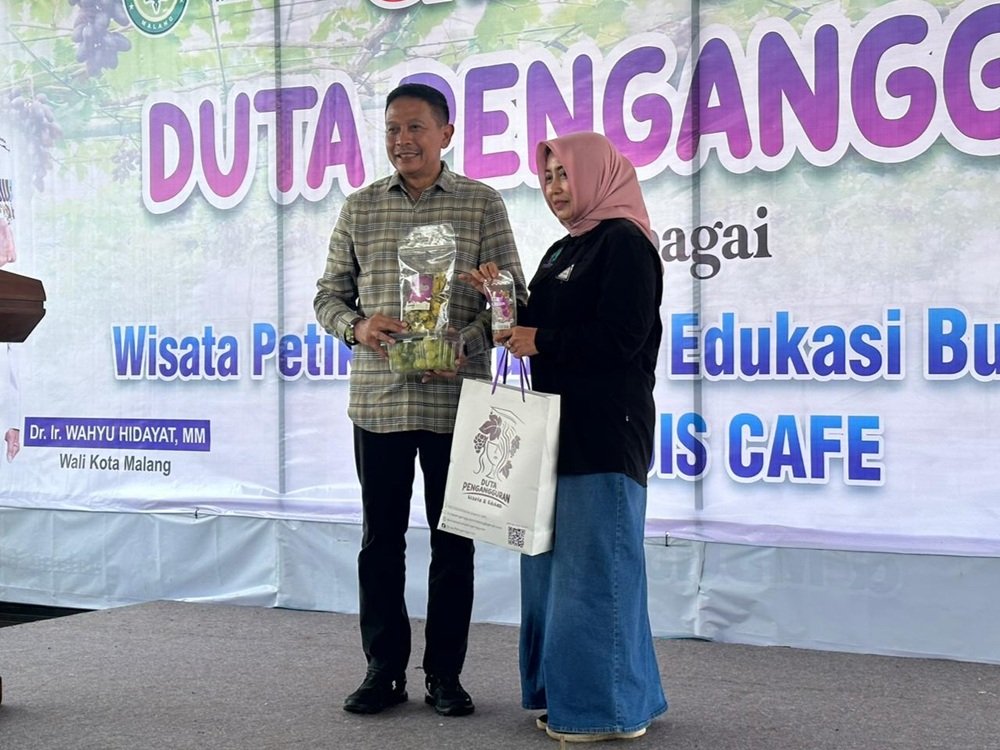 Cenderamata Pimpinan Duta Peng-Angguran, Reny Wijayanti (kiri) memberikan cinderamata kepada Wali Kota Malang, Wahyu Hidayat. (Riznima Azizah Noer)