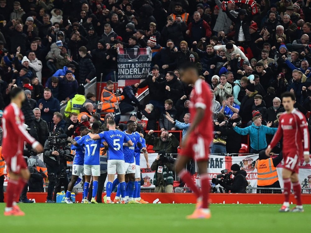 Hasil Liverpool vs Sunderland: Gol Bunuh Diri Mukiele Selamatkan Wajah The Reds