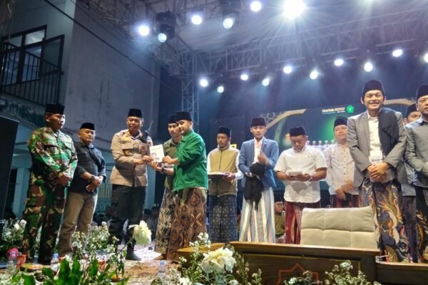 Gus Iqdam Pukau 3.000 Jamaah di Pagelaran, Jadi Pusat Pembinaan Moral dan Keimanan