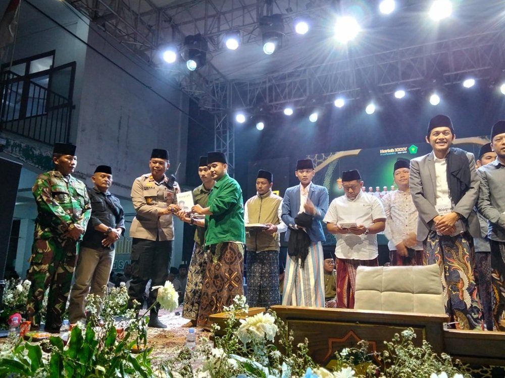 Gus Iqdam Gus Iqdam Pukau 3.000 Jamaah di Pagelaran, Jadi Pusat Pembinaan Moral dan Keimanan