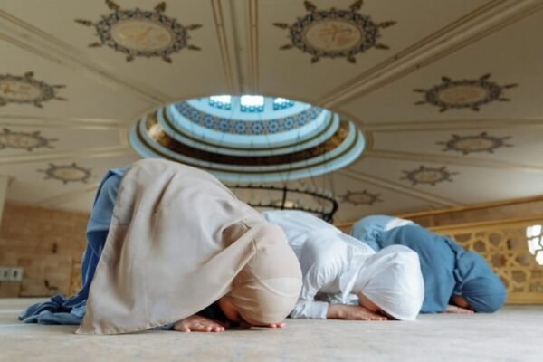 Penjelasan Fikih: Bolehkah Tetap Salat Saat Mimisan?