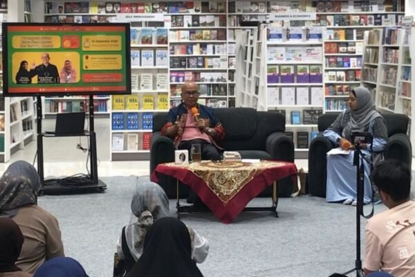 Kang Maman Suherman Soroti Perempuan sebagai Subjek Kemanusiaan dalam Ngaji Literasi di Malang