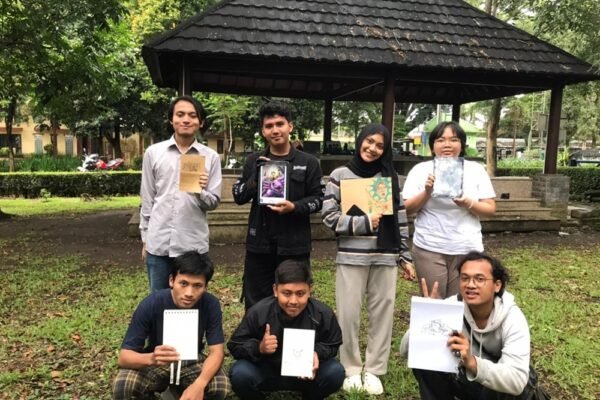 Komunitas Ayo Menggambar Gelar Kegiatan Menggambar Bersama di Selasar Perpustakaan UM