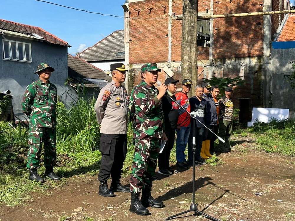 Kodim 0833 Kota Malang Bersama Kelurahan Tunggulwulung Gelar Karya Bakti Atasi Banjir