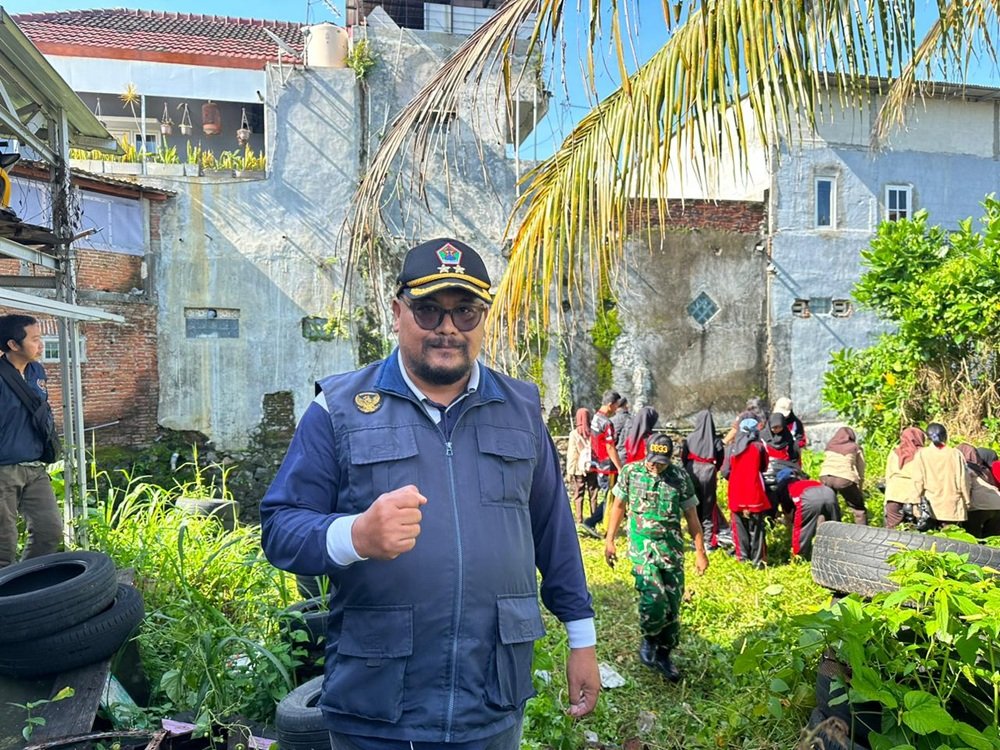 Kodim 0833 Kota Malang Bersama Kelurahan Tunggulwulung Gelar Karya Bakti Atasi Banjir