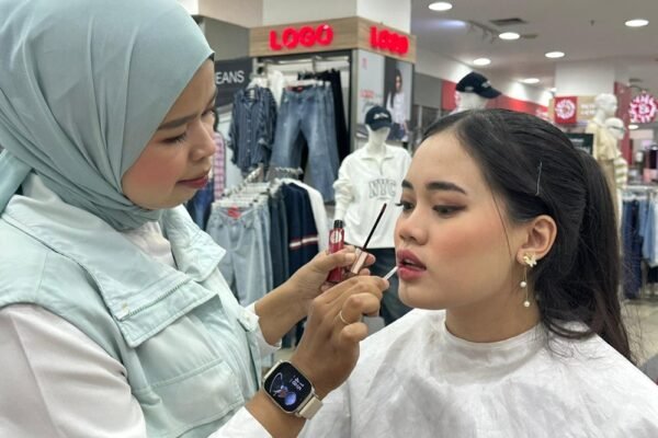 Sambut Pergantian Tahun Baru, Matahari Gelar Demo Makeup di Matos