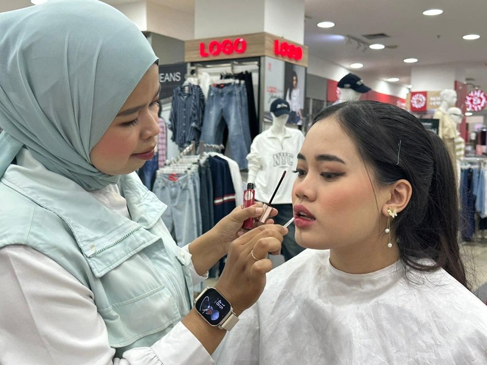 Sambut Pergantian Tahun Baru, Matahari Gelar Demo Makeup di Matos