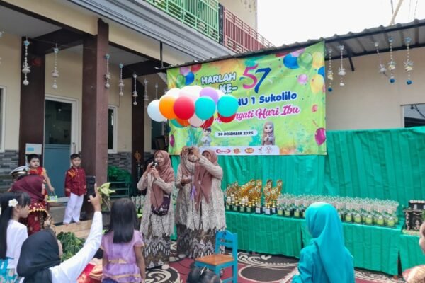 Rayakan Harlah ke-57 dan Hari Ibu, TK Muslimat NU 1 Sukolilo Gelar Karnaval Budaya Nusantara