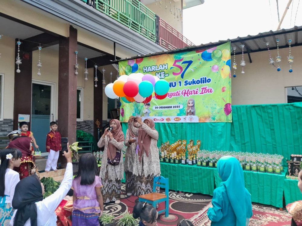 Rayakan Harlah ke-57 dan Hari Ibu, TK Muslimat NU 1 Sukolilo Gelar Karnaval Budaya Nusantara