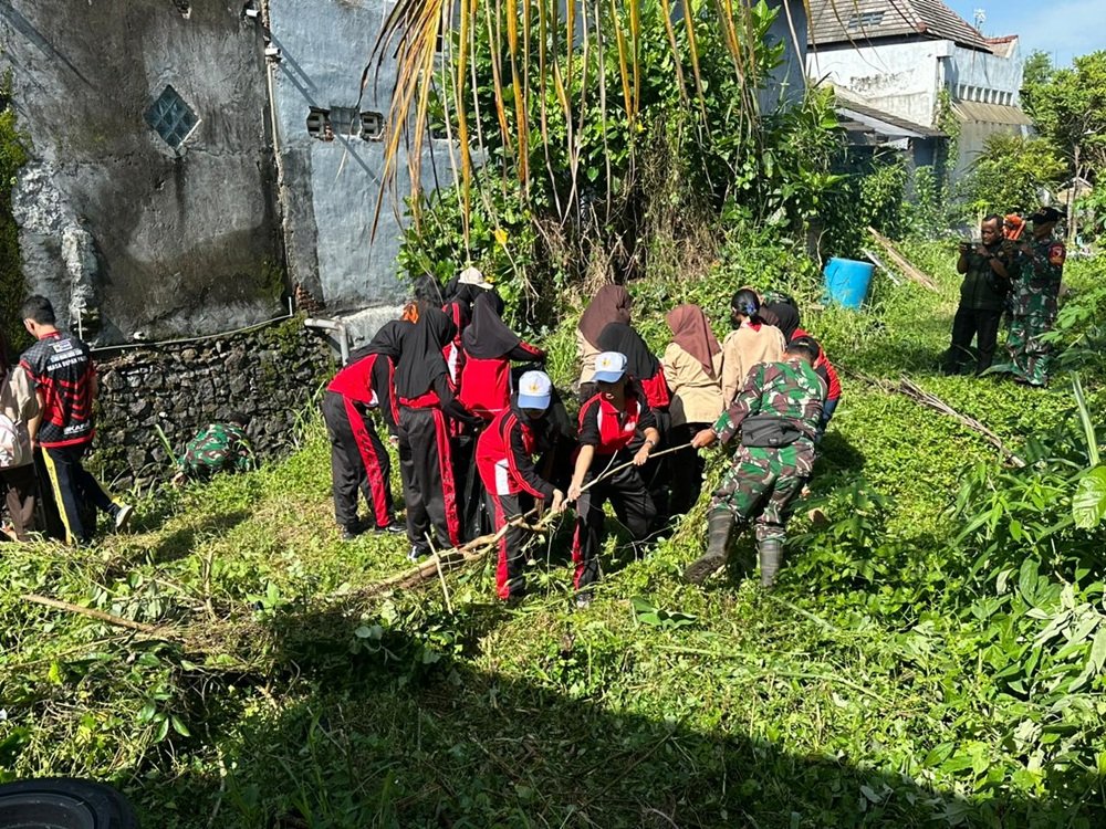 Kodim 0833 Kota Malang Bersama Kelurahan Tunggulwulung Gelar Karya Bakti Atasi Banjir