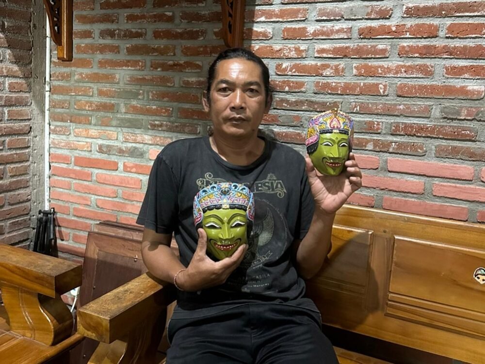 Topeng Malang Terancam Punah, Mariono Ceritakan Krisis Regenerasi Pengrajin