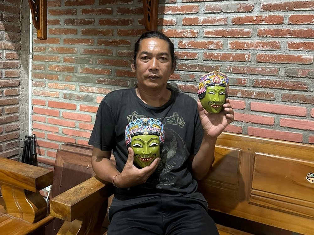 Pengrajin Topeng Mariono Topeng Malang Terancam Punah, Mariono Ceritakan Krisis Regenerasi Pengrajin