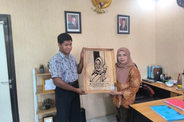 SLB AL-FIR MA’UNAH Serahkan Karya Seni Kriya Siluet kepada Kepala Cabang Dinas Pendidikan Kabupaten Malang