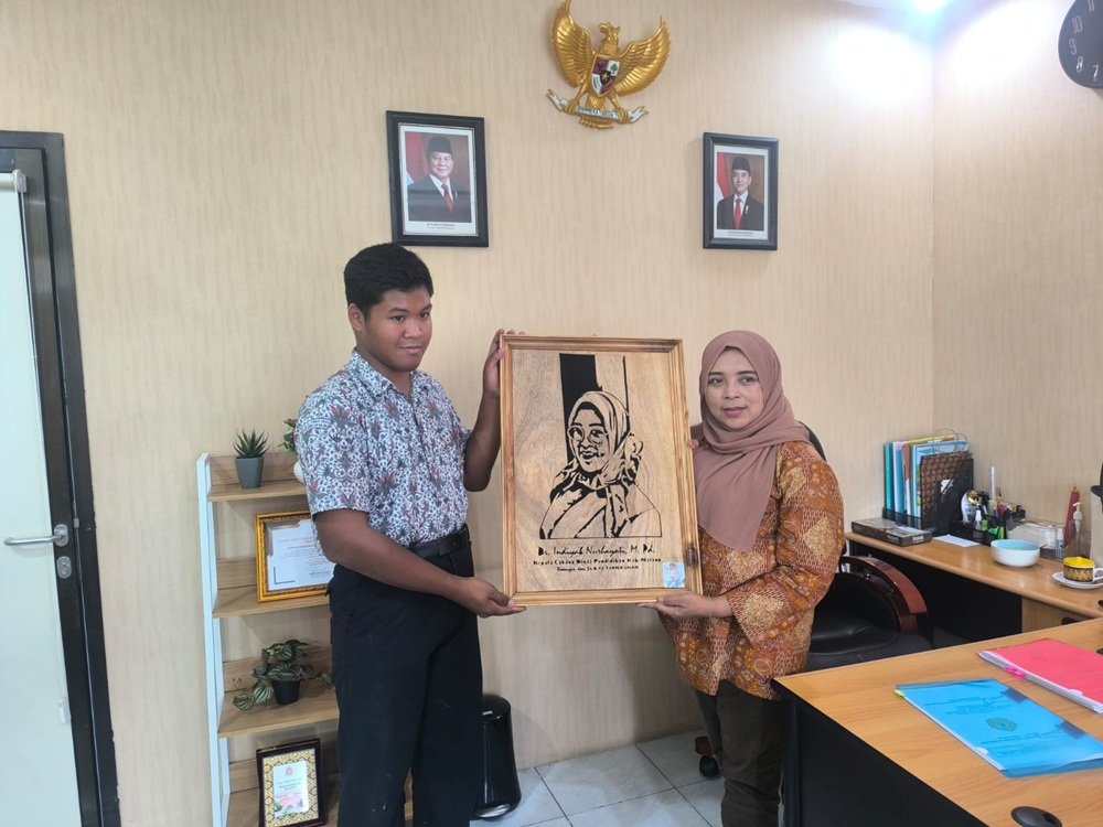 SLB AL-FIR MA’UNAH Serahkan Karya Seni Kriya Siluet kepada Kepala Cabang Dinas Pendidikan Kabupaten Malang