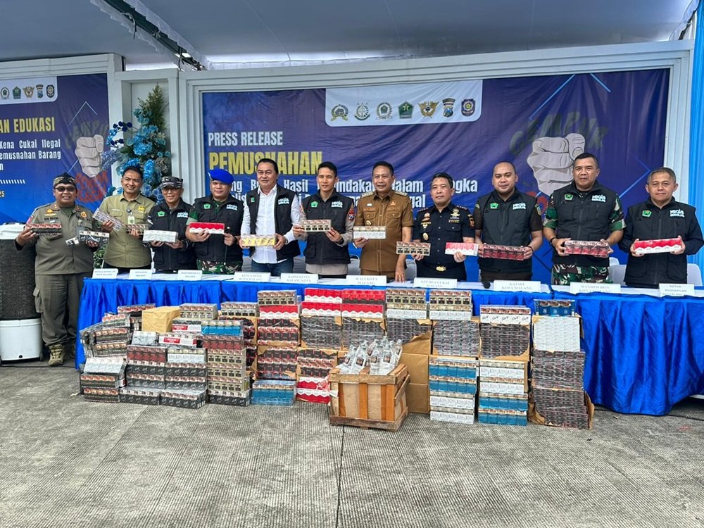 Bea Cukai Malang dan Pemkot Malang Musnahkan MMEA dan Jutaan Batang Rokok Ilegal