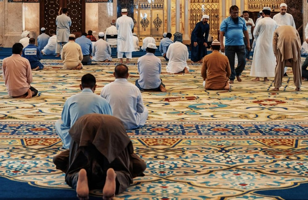 Baru Sadar Ada Najis di Pakaian Setelah Shalat, Sah atau Harus Diulang?