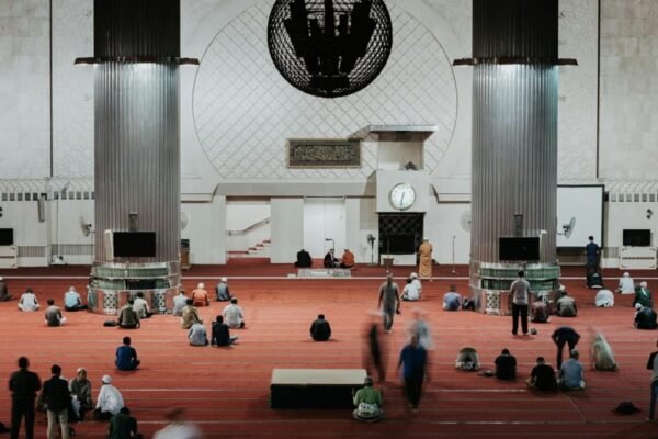 Tidak Ada Air dan Debu, Bagaimana Shalat Korban Banjir?