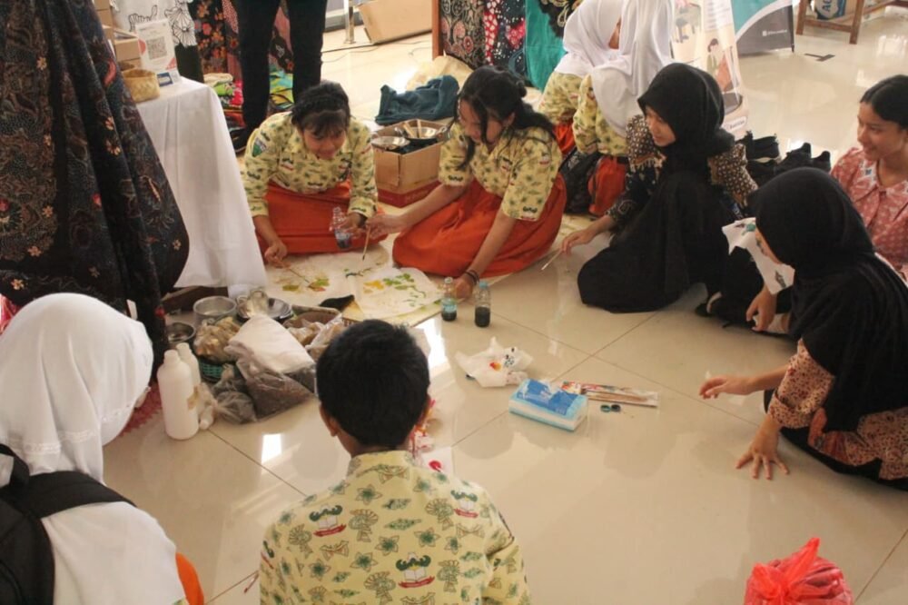 Pelatihan Gratis Membuat Batik Batikiss Ramaikan Pagelaran Seni MGMP Kota Malang