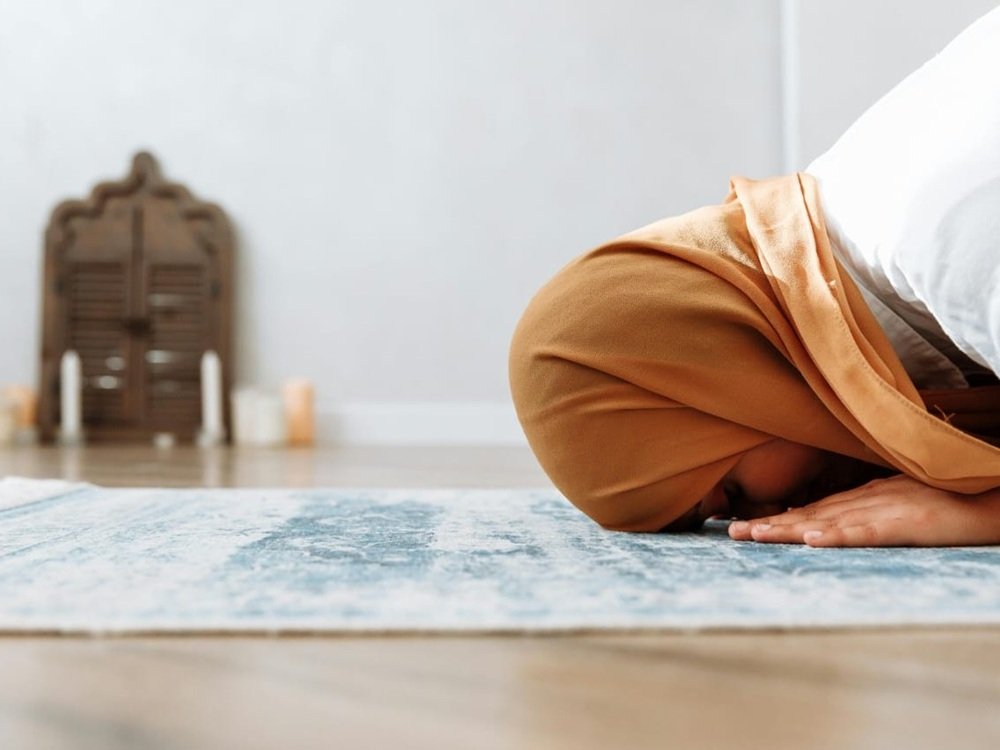 Shalat Tidak Tahu Kalau Sedang Haid dan Terlanjur Shalat, Apa Hukumnya?