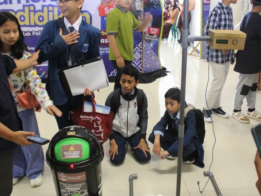 Siswa SMP Muhammadiyah 2 Inovasi Malang Ciptakan Bak Sampah dan Pengukur Tinggi Otomatis Berbasis Arduino