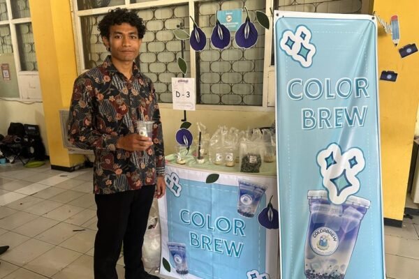 Color Brew Tawarkan Es Teh Telang di Market Day Psikologi UNMER Malang