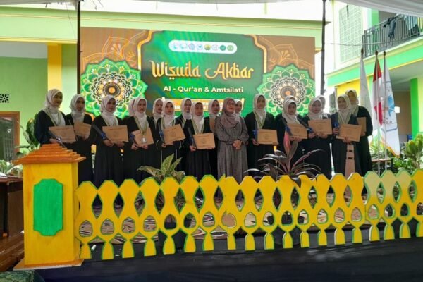 Wisuda Akbar Al-Qur'an dan Amtsilati di PP Ar Roudloh Singosari Pesan Penting Abah Ghafur untuk Santri