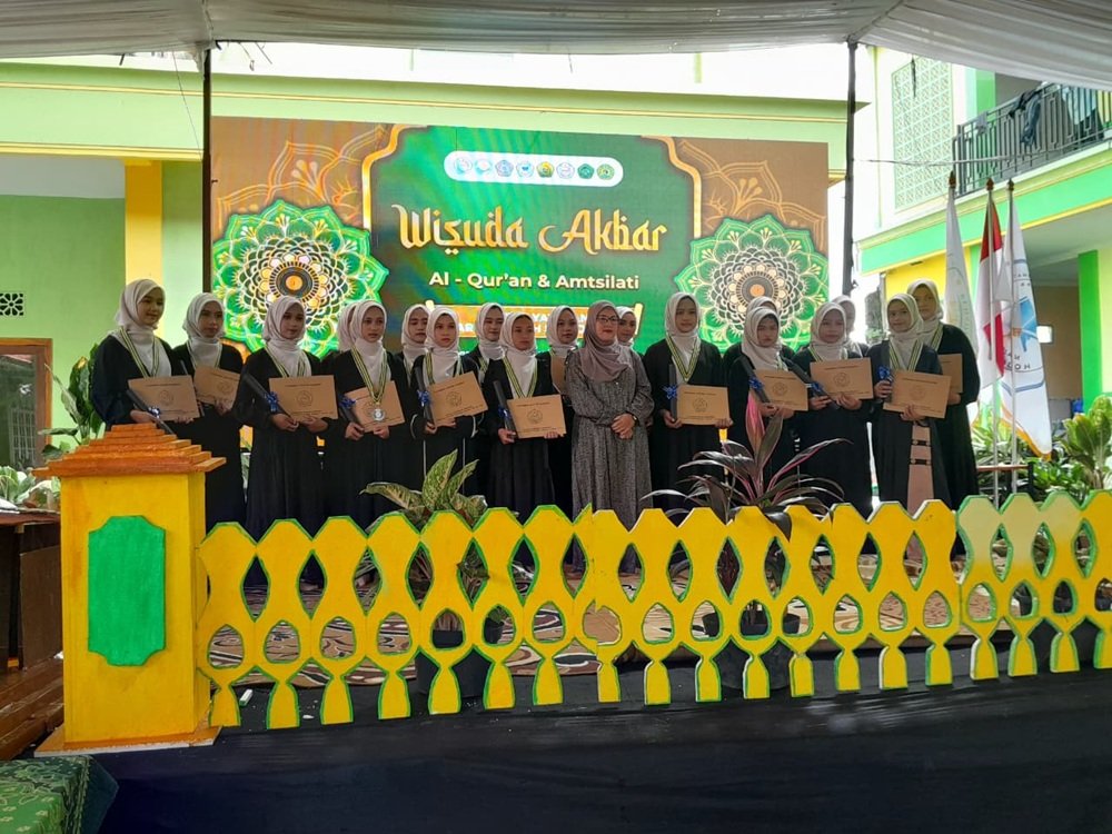 Wisuda Akbar Al-Qur'an dan Amtsilati di PP Ar Roudloh Singosari Pesan Penting Abah Ghafur untuk Santri