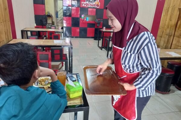 Siapa Bilang Gen Z Mager? Pemilik Mie Ngowoh Malang Ini Justru Berani Buka Bisnis Secara Mandiri