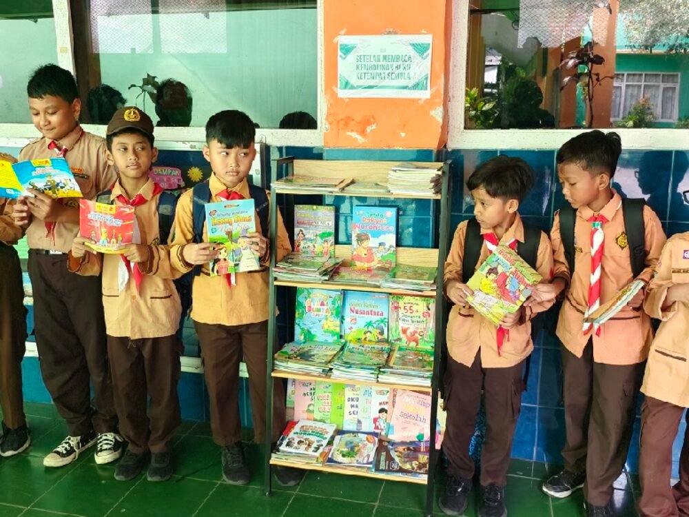 PT Terminal Petikemas Surabaya Donasikan 800 Buku Bacaan Anak ke Sejumlah SD di Malang