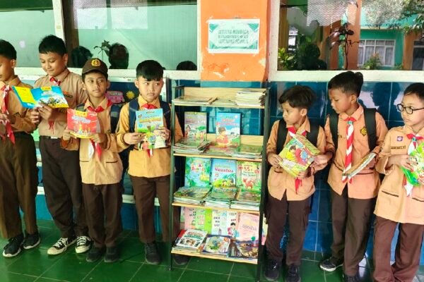 PT Terminal Petikemas Surabaya Donasikan 800 Buku Bacaan Anak ke Sejumlah SD di Malang