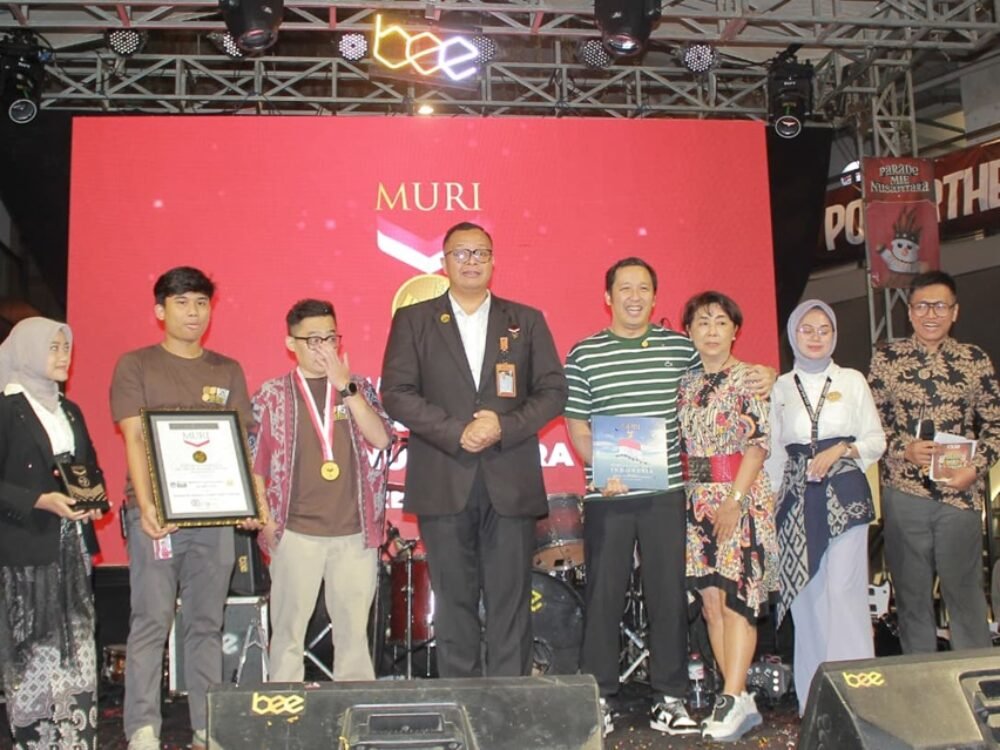 Foto Bersama Institut Asia Malang Pecahkan Rekor Dunia untuk Kreasi Mi Nusantara Terbanyak