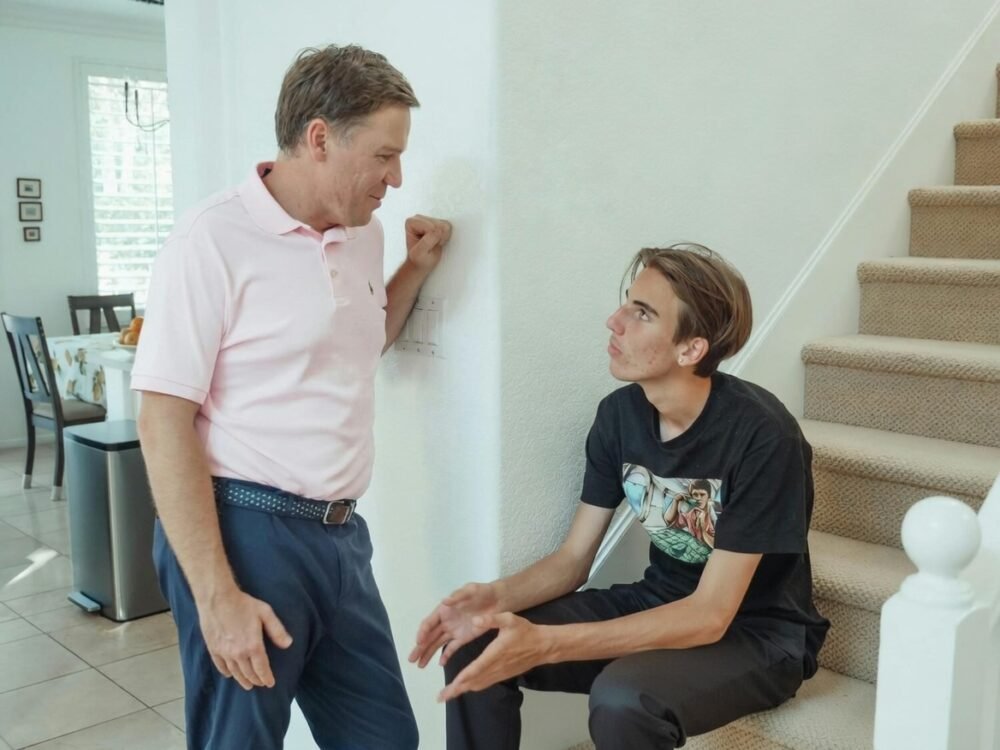 Apakah Beda Pendapat dengan Orang Tua Termasuk Durhaka?