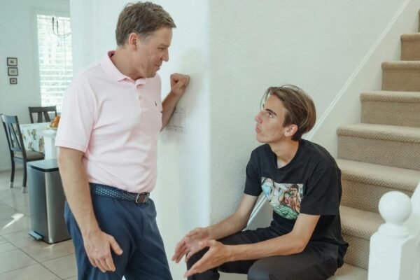 Apakah Beda Pendapat dengan Orang Tua Termasuk Durhaka?