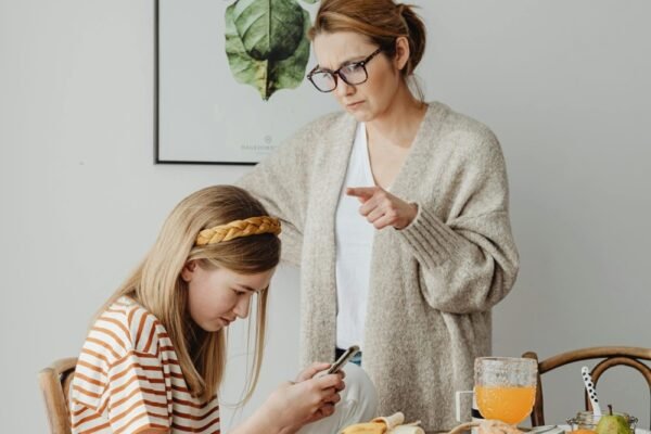 Menelantarkan Anak: Dosa Besar dan Pelanggaran Hukum